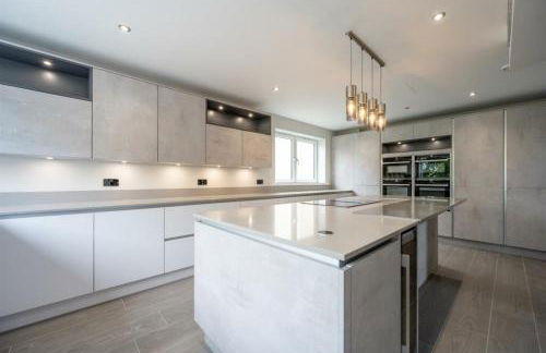 Modern 5 Bedroom Luxury Home with Sea Views and Hot Tub - Photo 20