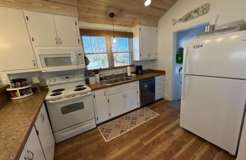 Coastal home with private separate guest house, gas grill and close to local beach - Foto 18