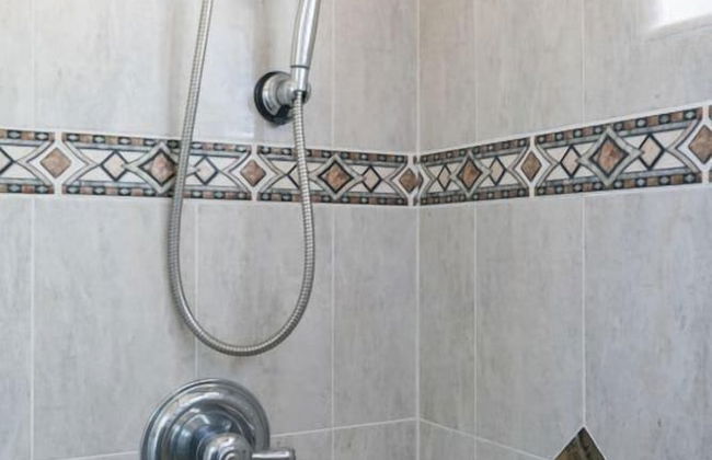 Charming Spacious Home - Modern Comforts, Prime Location - Photo 36