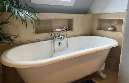 Cottage c1790, Superb central Witney, free parking - Photo 8