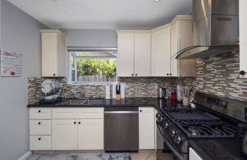 Pasadena Charming Vacation Home with Hot Jacuzzi - Photo 48