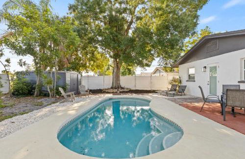 Sunny Palmetto Oasis: 4br Home With Private Pool 4 Bedroom Home by RedAwning - Photo 14