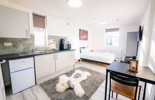 Cozy Cardiff Studio - City Center Gem with Patio - Photo 8