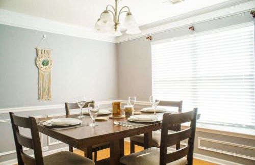 Deck, BBQ Grill, Backyard Fire Pit, Pool, Jacuzzi Tub, 65 inch TV - Foto 1