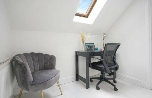 Stylish 6 Bedroom 3 Bathroom Detached House with Free Parking, Super-Fast Wifi, Pool Table, Smart TVs with Netflix by Yoko Property - Foto 19