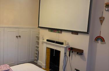 Stylish 2 bedroom West End flat - Photo 8