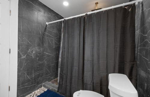 Modern Studio Retreat with Workspace in Houston - Foto 10