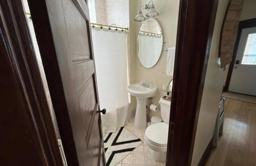 Irving Park updated vintage top unit 2-flat - Photo 3