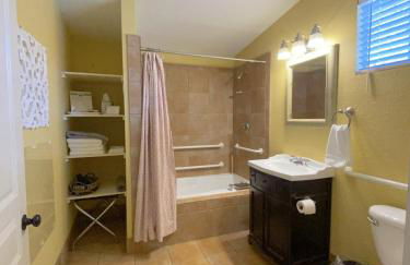 Comal Inn - Photo 19