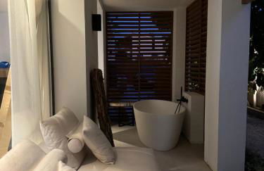 Marbella Bliss - Luxury 4-Bedroom VILLA with Garden, Private POOL & Jacuzzi, Marbesa near- 5 min to the Cabopino Beach - Photo 28