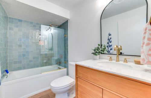 Bright Houghton Lake Home with Boat Dock and Fire Pit - Foto 15