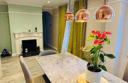 Modern 4BR House with Parking, 8 Mins to Gatwick Airport - Foto 23