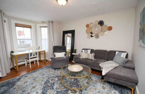 Charming Downtown Gem. 2 minutes to Salem. Workspace Included - Photo 1