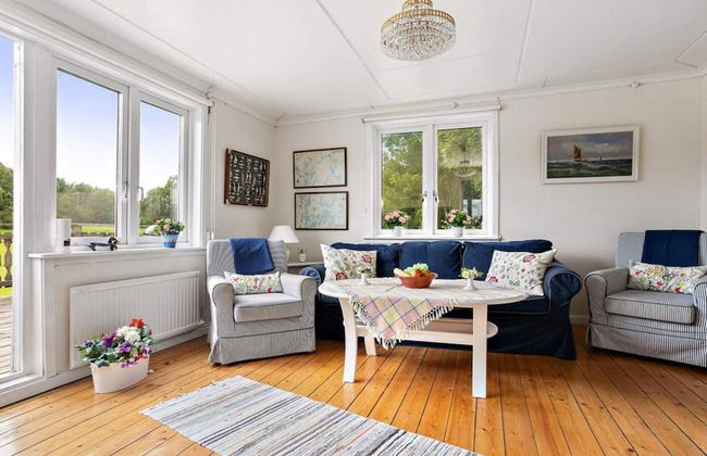 Seaside Cottage With Balcony and Grill - Photo 8