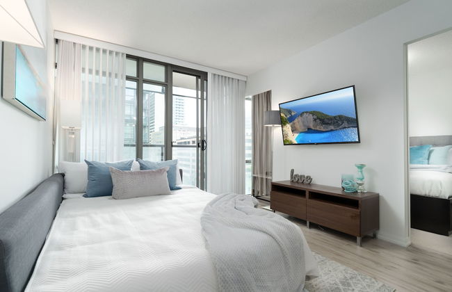 Modern Condo in Financial District - Photo 11