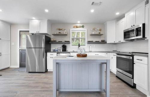 Waterfront Home Game Room Ping Pong Outdoor Bar Area - Foto 28