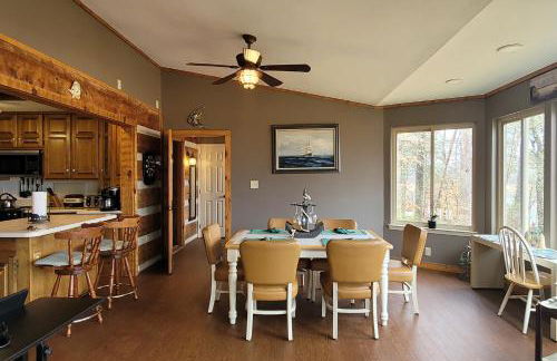 Scenic Lakefront Cabin Dock Water Activities Games - Foto 13