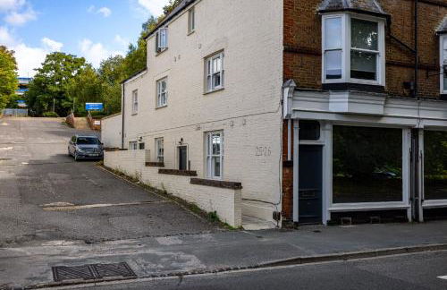 Modern 2-Bed Apartment - Near Train and Town - Parking Available - Foto 49