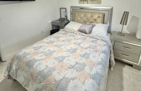 4bdrm Waterfront salt water Pool home with Outdoor theater Game Rm Make up vanities in every room Perfect for Game days and concerts trips to Miami Hard rock stadium and hotel 15 mins away - Foto 18