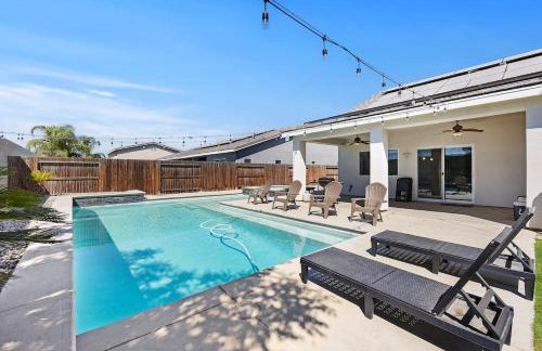 Spacious Home with Private Pool - Photo 14