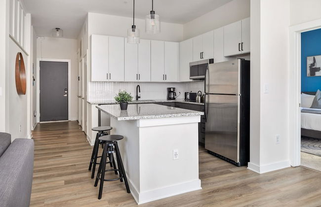 Spacious 2BD With Private Balcony and Free Parking - Foto 8