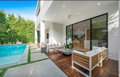 Luxurious Retreat - Modern House with Pool - Photo 31