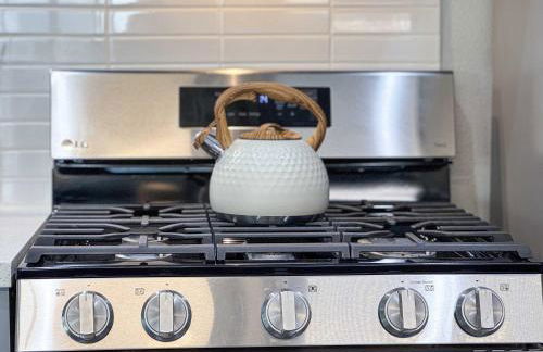 Bright & Spacious in Iconic LA Neighborhood Free parking - 10mins to Cedars - Photo 40