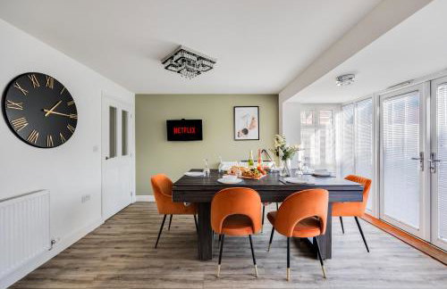 Stunning Detached House with Driveway Parking, Office Room, Self-Check-In, Fast WiFi and Smart TV with Sky and Netflix by Yoko Property - Photo 36