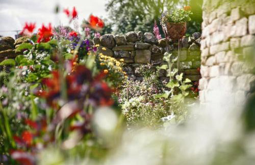 FLORA Luxury Retreat, Private Garden, Views & Hot Tub - Photo 22