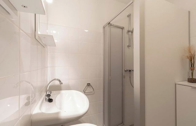 Lovely Apartment With Patio - Photo 12