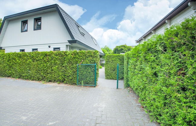 Lovely Holiday Home in Kaatsheuvel With Bubble Bath - Photo 3