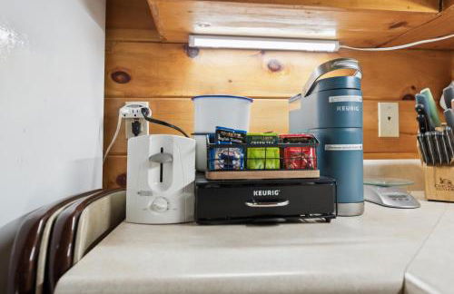 Cozy Creekside Cabin with Wraparound Porch home - Foto 15