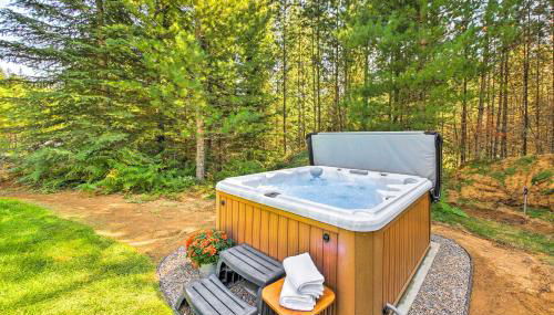 Rustic-Chic Woodland Hideaway with Hot Tub! - Foto 4