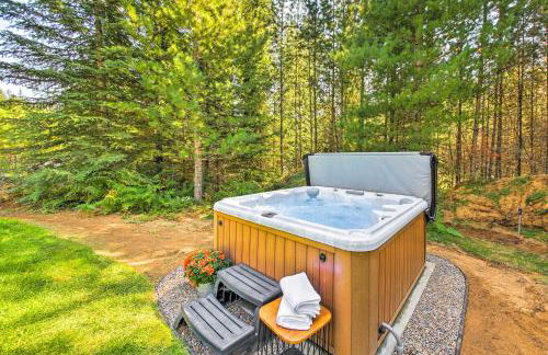 Rustic-Chic Woodland Hideaway with Hot Tub! - Foto 4