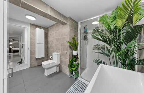 New Modern Hybrid 4 Bedrooms 7 Bed apartment 12 guest capacity - Foto 28