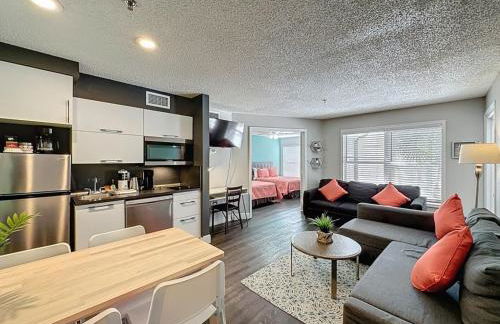 Two bed condo in Parkway Palms Resort condo - Foto 4