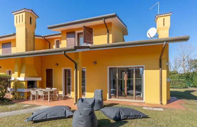 Villa in Albarella Near Venice Beach - Photo 1