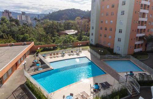 Apto a 10 min da Vila Germânica, dois quartos, salas de estar e jantar, cozinha completa, sacada com churrasqueira, Wi-Fi, Piscina, academia, mercadinho 24 horas e Vaga de garagem - Foto 9