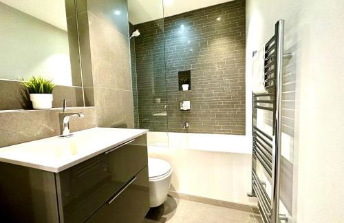 1 Min Walk to the Best Beach! Stunning New 2 Bedroom Apartment - Great Location - FREE Parking - Fast WiFi - Smart TV - sleeps up to 4! Close to Purbeck, Corfe Castle, Sandbanks, Poole & Bournemouth - Foto 7