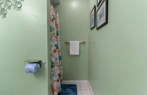 Stay Steps from Beach with Pool AC Parking - Foto 26