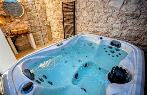 Charming stone house with private pool & jacuzzi - Holiday Home Vera - Photo 12