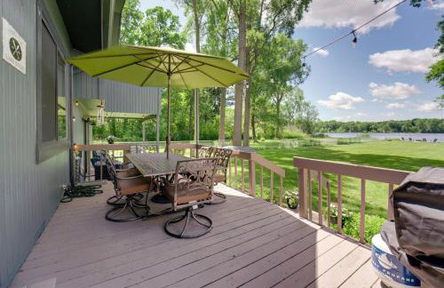 Lakefront Retreat with Views and Decks and Fire Pit - Foto 32