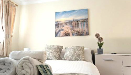 A cosy & stylish two-bed bungalow with garden & parking, close to a shopping centre, motorways and bus stops - Foto 5