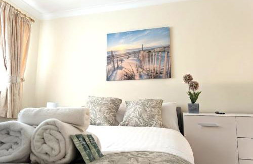 A cosy & stylish two-bed bungalow with garden & parking, close to a shopping centre, motorways and bus stops - Foto 5