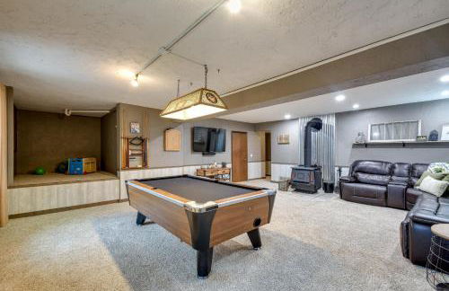 Large Home with Game Room, 4 Mi to Mississippi River - Foto 25