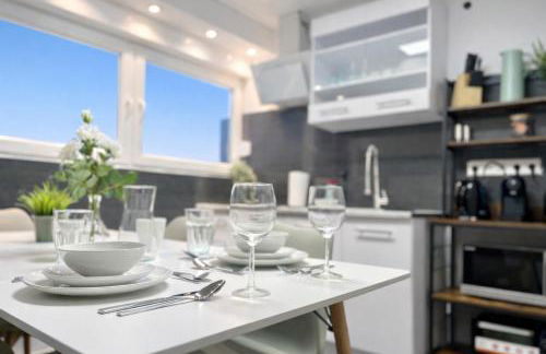 STN Kocherwald Suite - Ferienwohnung mit 4 Schlafzimmer, 8 Big Beds, Parkplatz & Balkon, Highspeed WLAN, Netflix Premium, Zentral zu Audi & Schwarz Gruppe - Foto 25