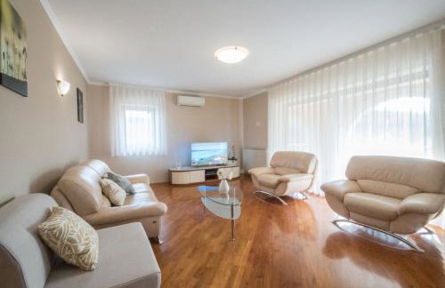 Villa Ritoša, a beautiful pool villa surrounded by greenery - Photo 14