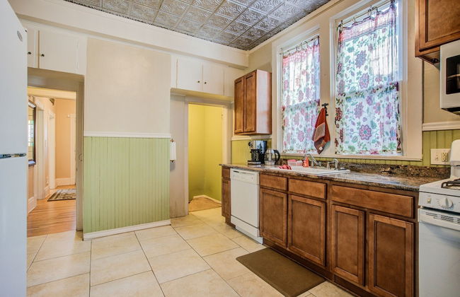 5bddowntown Victorian Charmhot Tub, Firepit - Photo 28