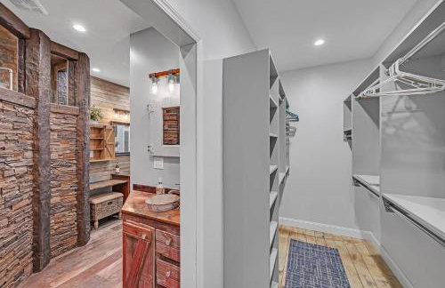 Lakeside Retreat with Hot Tub & Game Room home - Foto 35