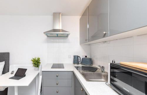 Findon- Stylish Suite 10mins close to Airport - Photo 7